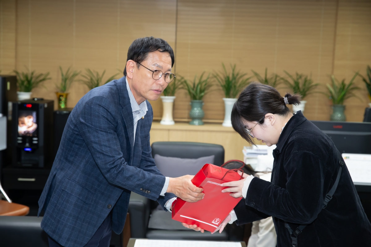 20241031-011[_P7U0627-대만 도원시 공무원 일행 의장실 방문.jpg