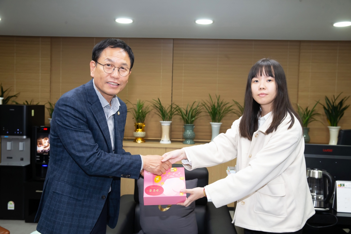 20241031-016[_P7U0639-대만 도원시 공무원 일행 의장실 방문.jpg