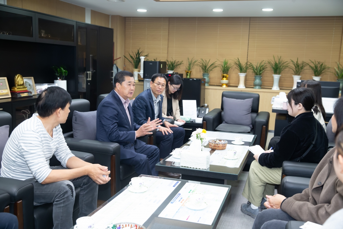 20241031-007[_P7U0614-대만 도원시 공무원 일행 의장실 방문.jpg