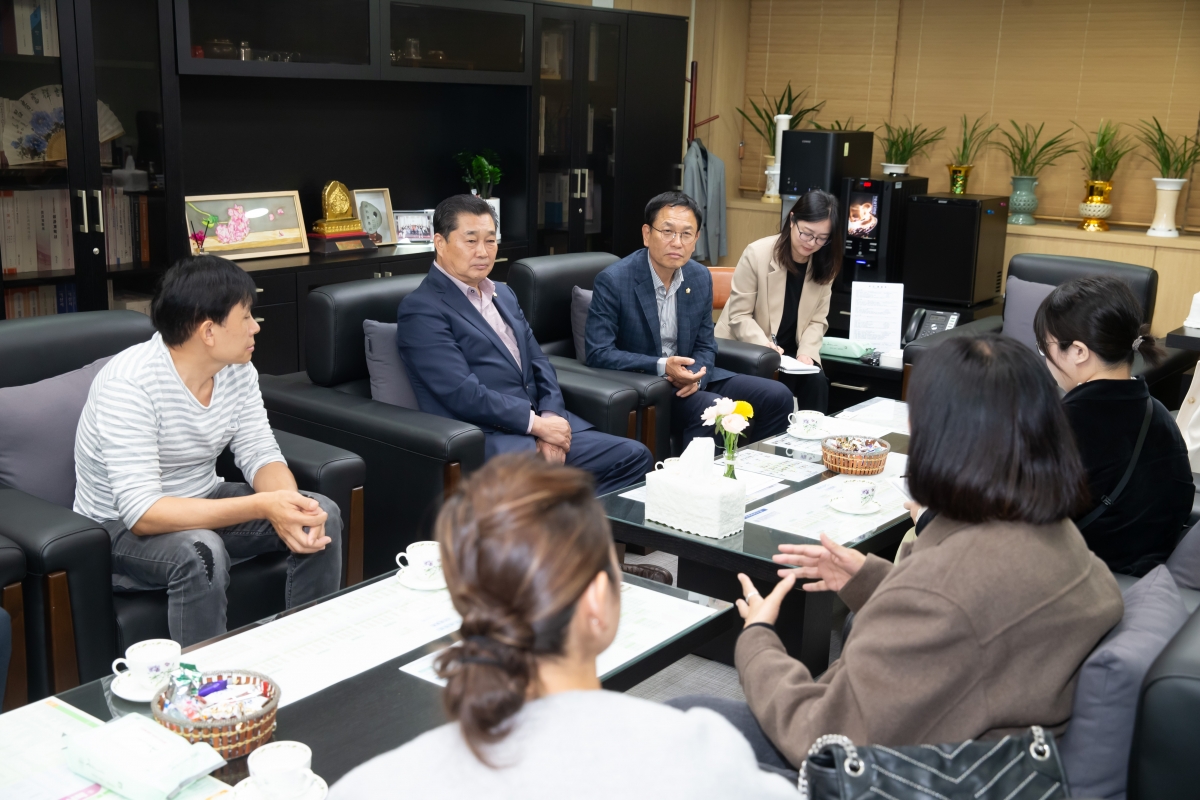 20241031-009[_P7U0620-대만 도원시 공무원 일행 의장실 방문.jpg