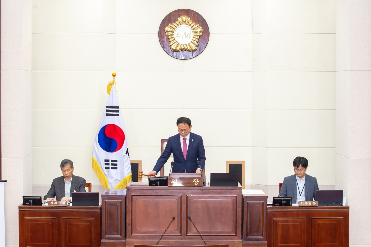 20241125-024[_P7U4297-제262회 정례회 제1차 본회의시 박교상 의장 회의주재.jpg