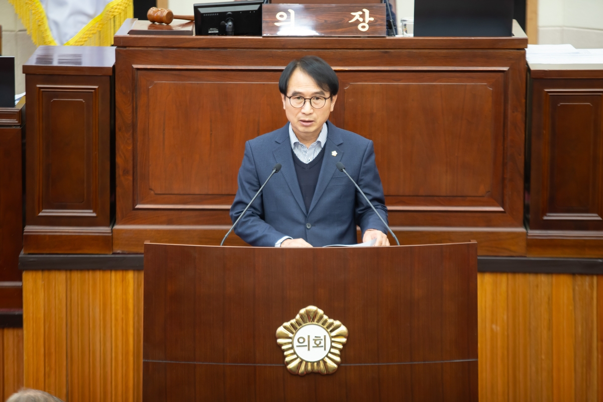 20241125-018[_P7U4224-제262회 정례회 제1차 본회의시 이상호 의원 구미시장 및 관계공무원 출석요구의 건 제안설명.jpg