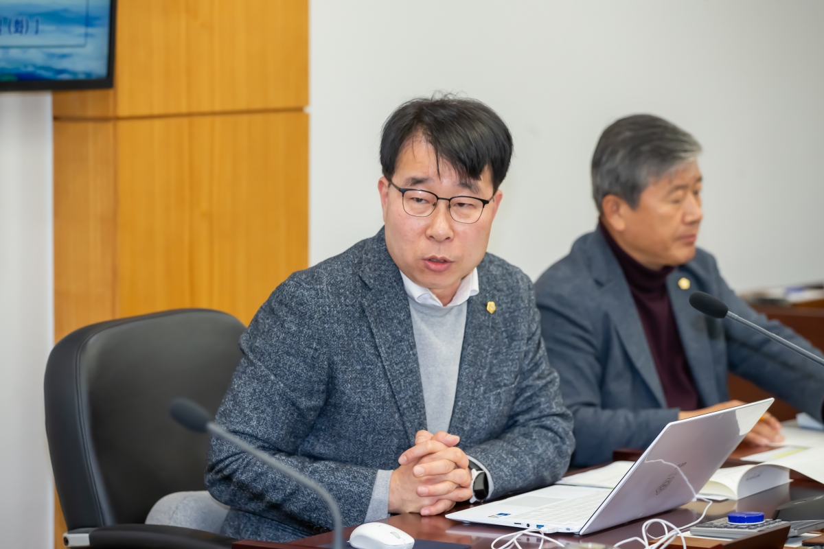 20241126-053[_P7U4496-제262회 정례회시 산업건설위원회 조례안 심사활동.jpg