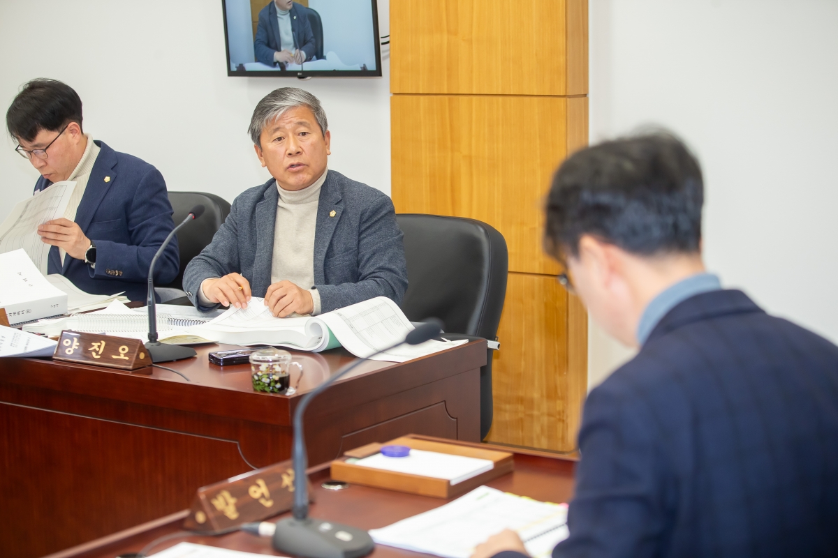 20241127-033[_P7U4861-제262회 정례회시 산업건설위원회 2025년도 예산안 및 기금운용계획안 예비심사활동.jpg