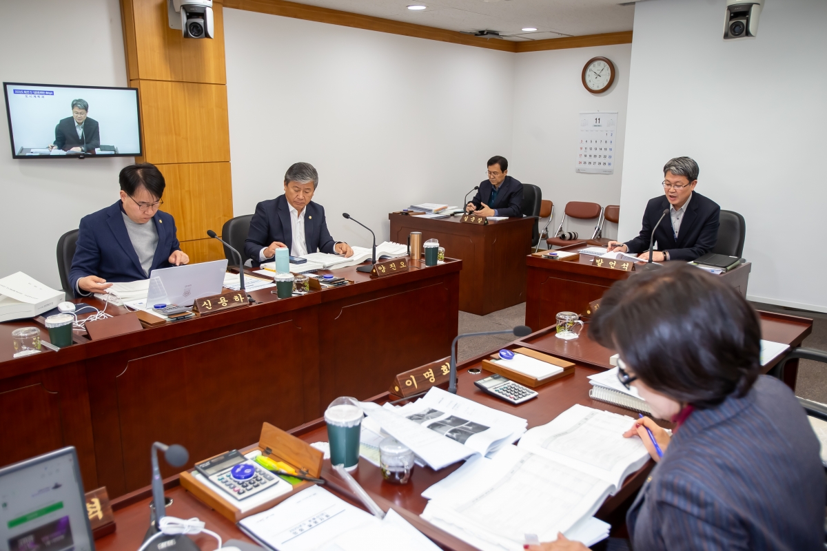 20241129-015[_P7U5146-제262회 정례회시 산업건설위원회 2025년도 예산안 및 기금운용계획안 예비심사활동.jpg