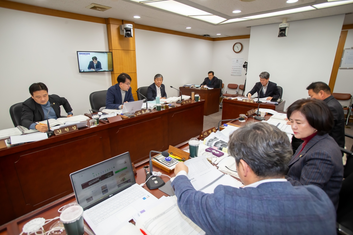 20241129-018[_P7U5179-제262회 정례회시 산업건설위원회 2025년도 예산안 및 기금운용계획안 예비심사활동.jpg