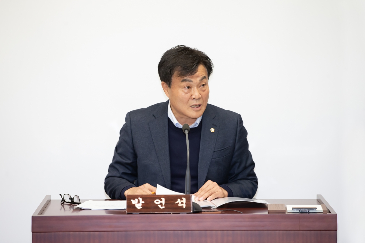 20241126-059[_P7U4477-제262회 정례회시 문화환경위원회 조례안 심사활동.jpg