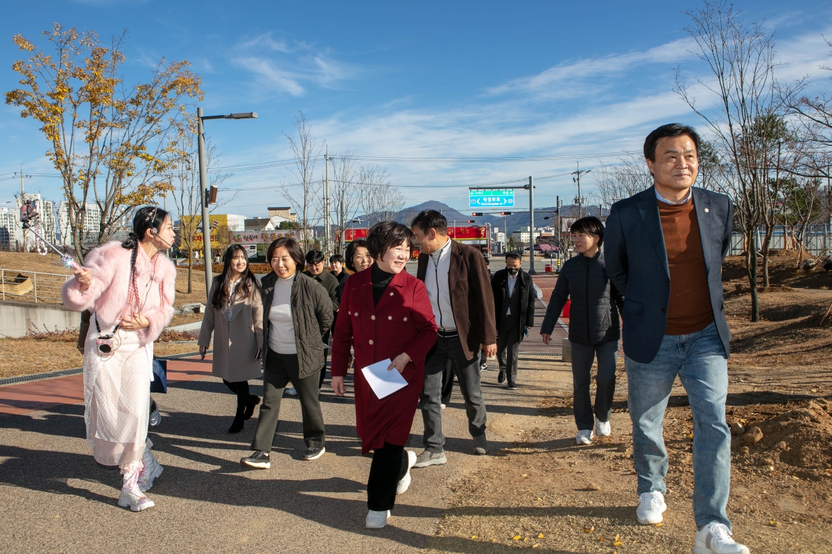 20241203-062[IMG_6182-제262회 정례회시 문화환경위원회 새마을운동테마공원 현장방문활동.jpg