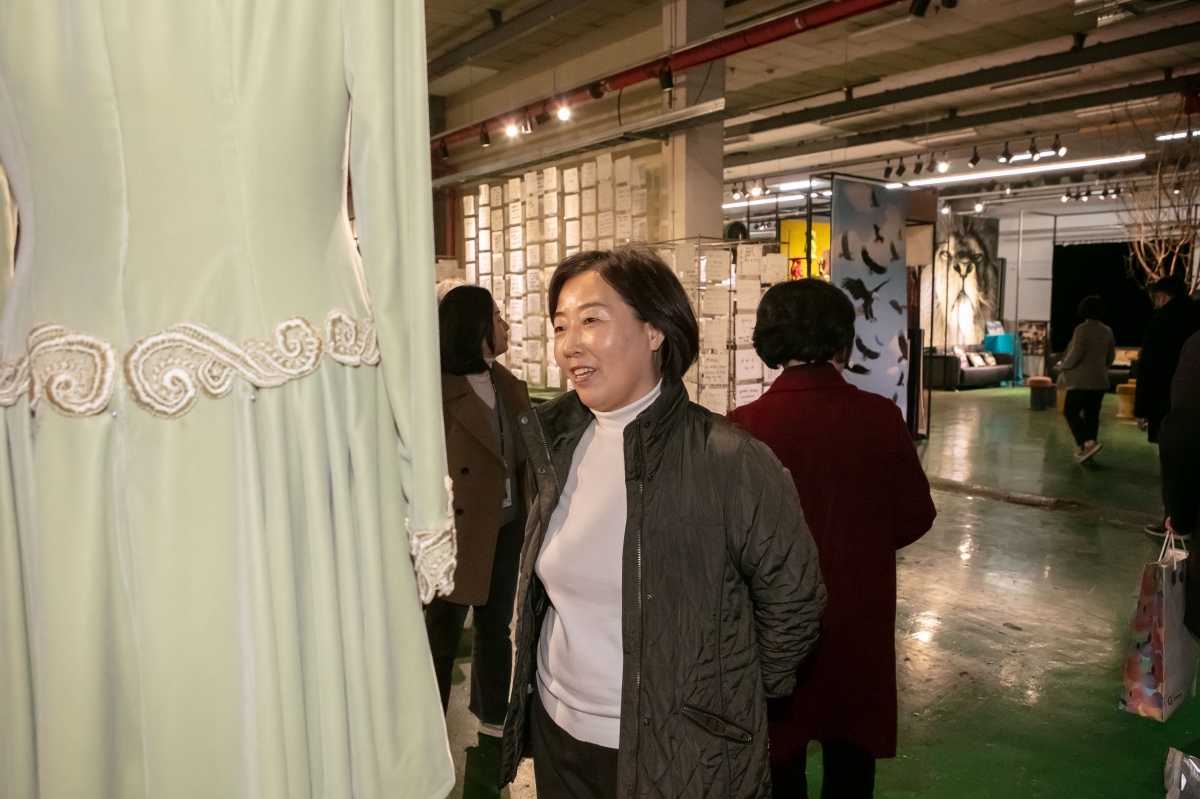 20241203-115[IMG_6254-제262회 정례회시 문화환경위원회 영도벨벳 기업체 현장방문활동.jpg