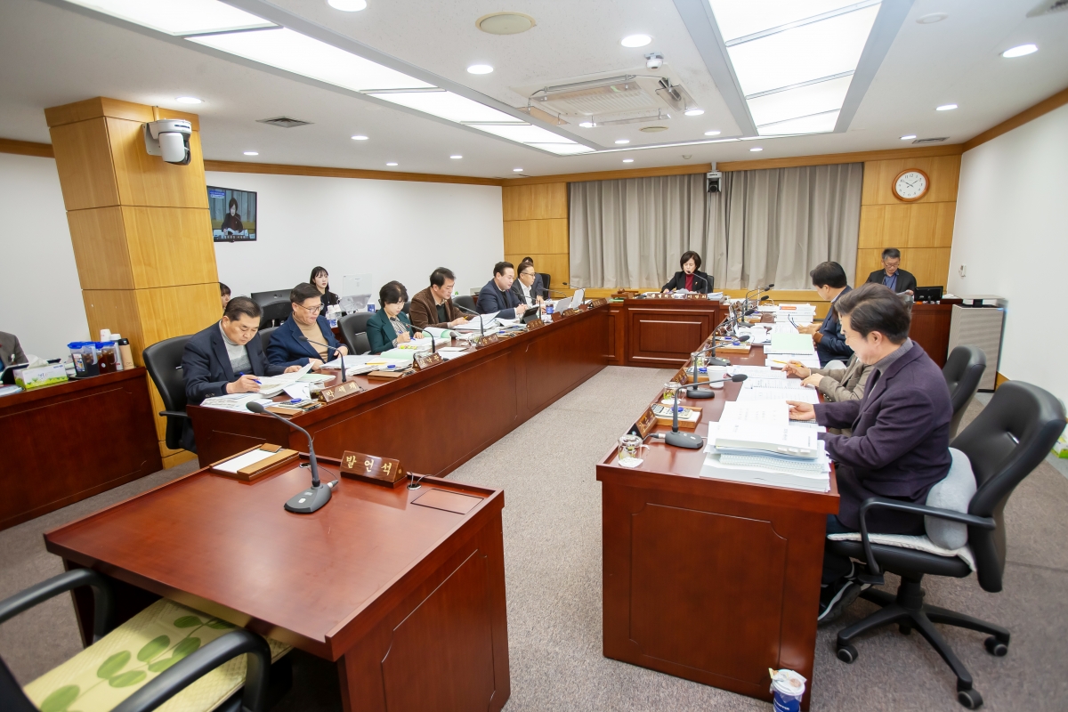 20241204-007[_P7U5680-제262회 정례회시 예산결산위원회 2025년도 예산안 및 기금운용계획안 심사활동.jpg