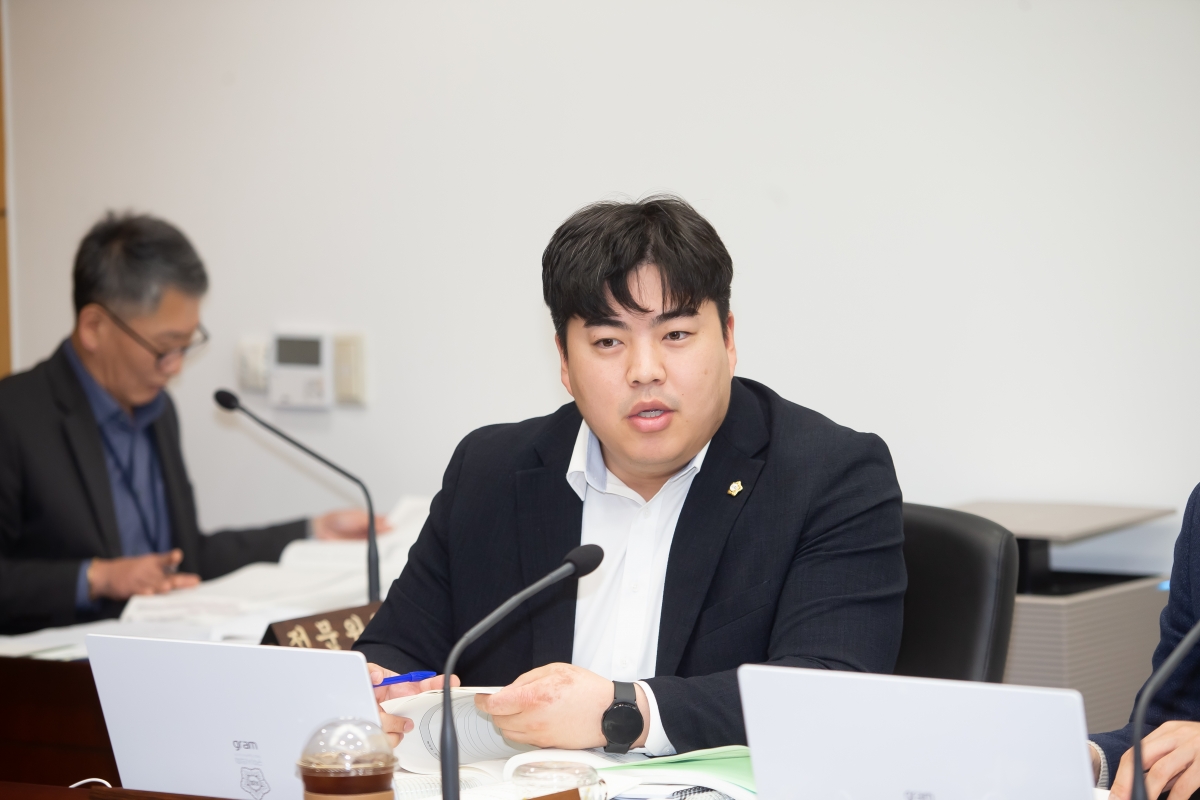 20241205-009[_P7U5804-제262회 정례회시 예산결산위원회 2025년도 예산안 및 기금운용계획안 심사활동.jpg