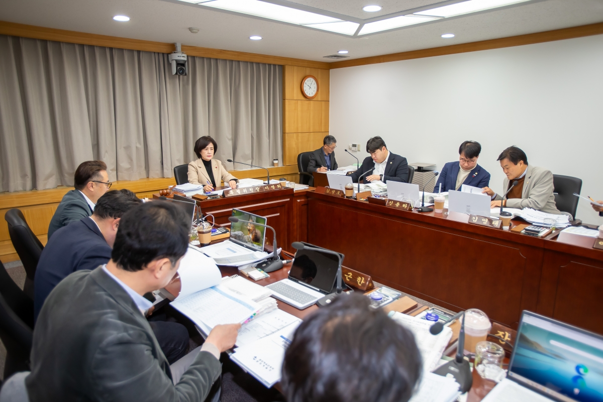 20241205-004[_P7U5783-제262회 정례회시 예산결산위원회 2025년도 예산안 및 기금운용계획안 심사활동.jpg