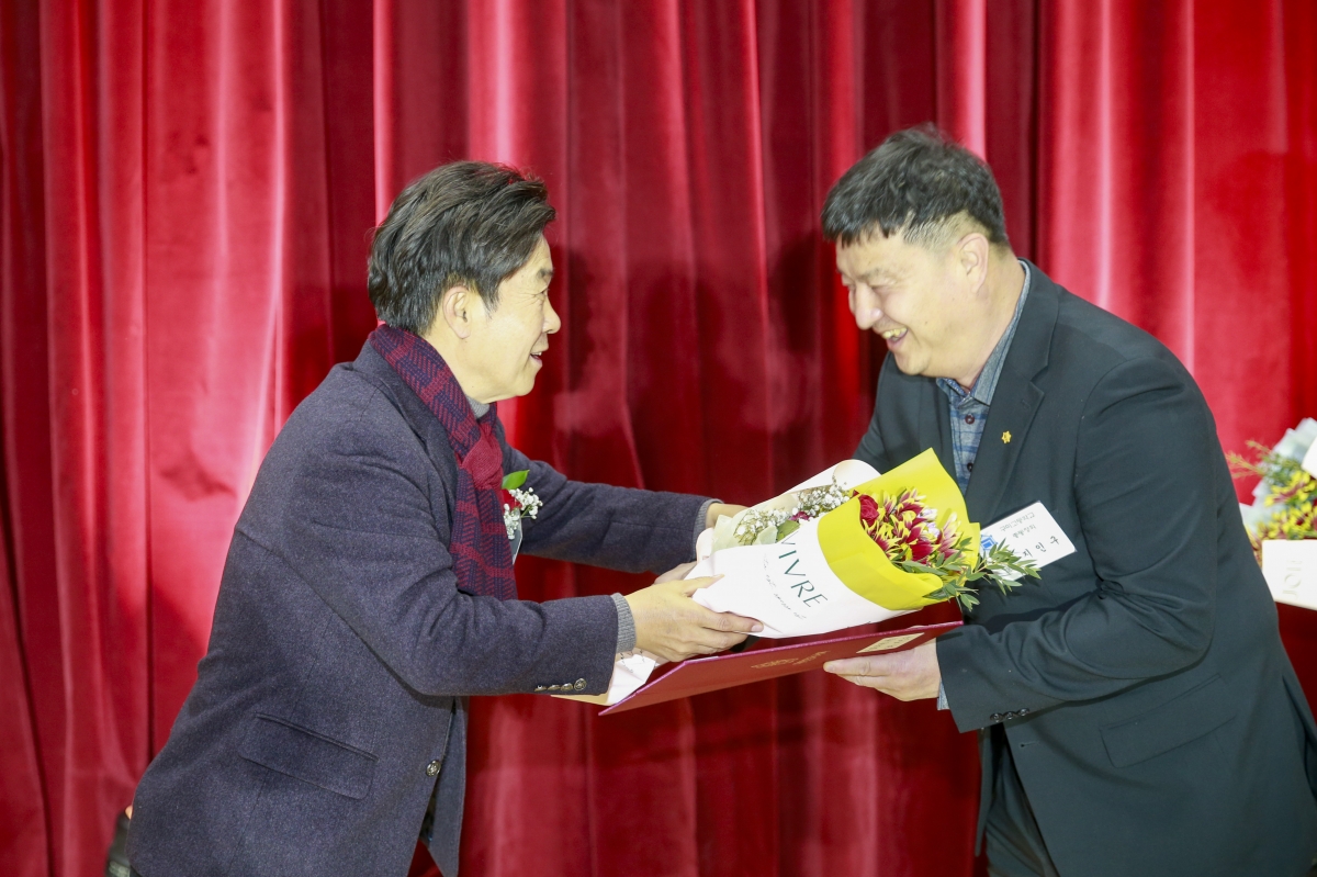 20241207-043[_P7U6139-2-구미고등학교 총동창회 회장 이취임식.jpg