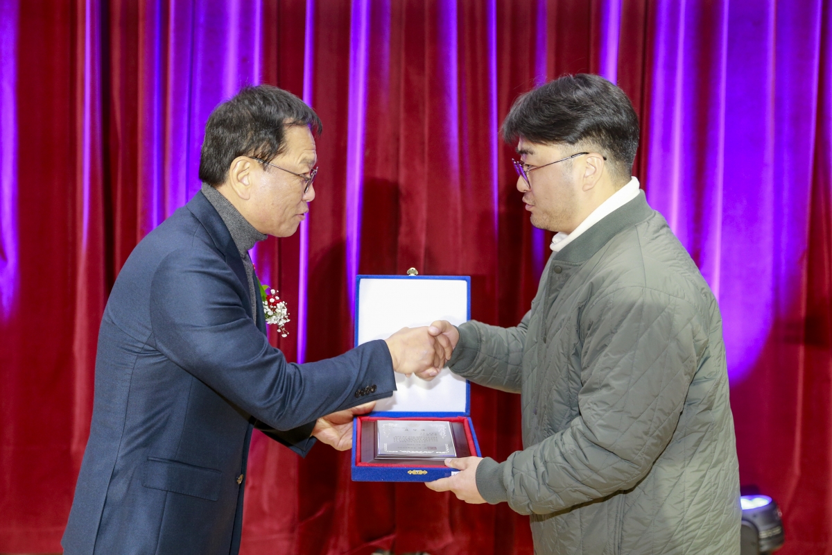 20241207-049[_P7U6159-1-구미고등학교 총동창회 회장 이취임식.jpg