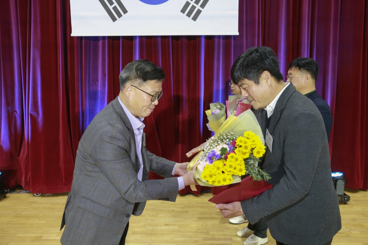 20241207-039[_P7U6122-1-구미고등학교 총동창회 회장 이취임식.jpg