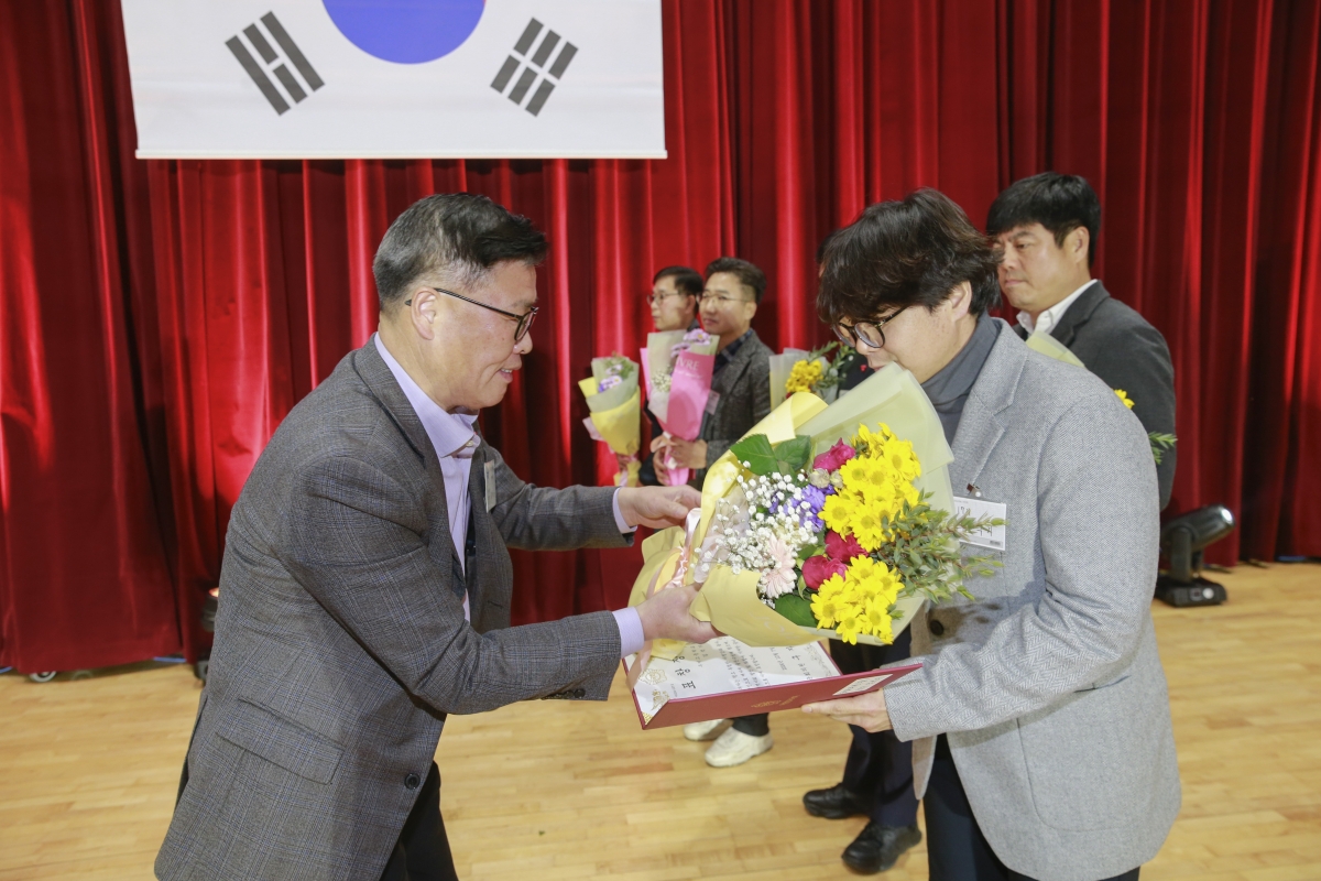 20241207-040[_P7U6125-1-구미고등학교 총동창회 회장 이취임식.jpg