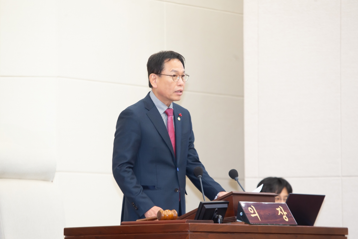 20241211-044[_P7U6386-제262회 정례회 제2차 본회의시 박교상 의장 회의주재.jpg