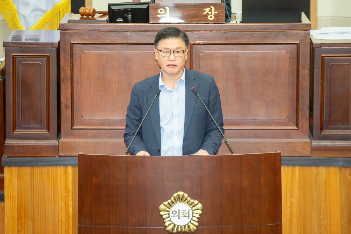 20241211-022[_P7U6323-제262회 정례회 제2차 본회의시 김낙관 산업건설위원장  상임위원회 활동결과보고.jpg