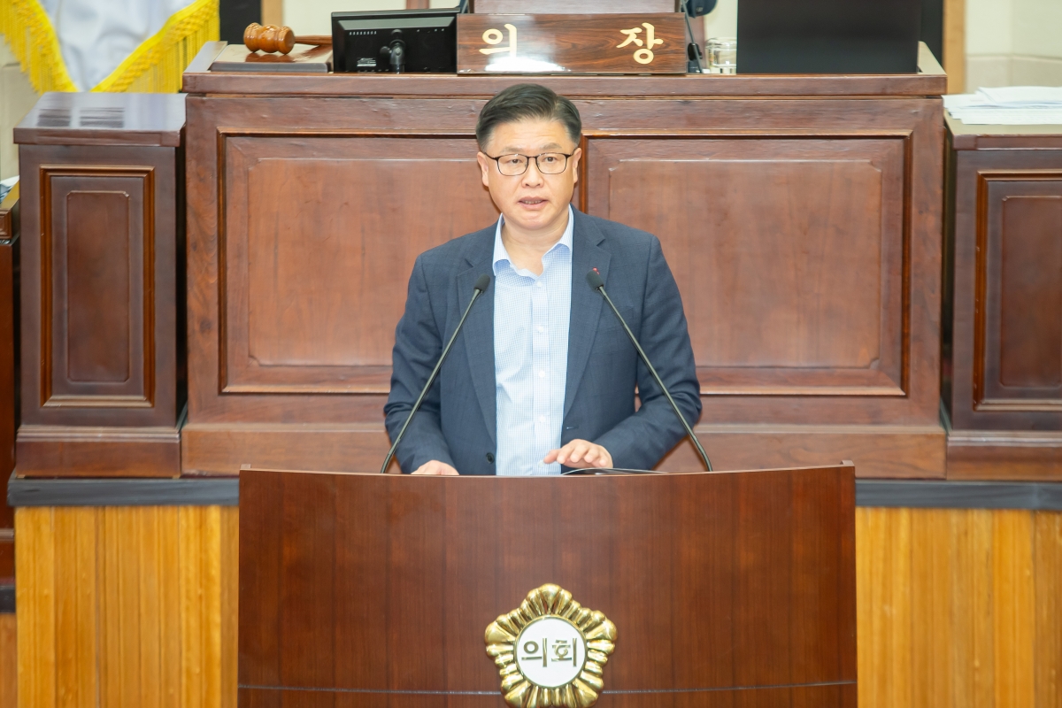 20241211-023[_P7U6325-제262회 정례회 제2차 본회의시 김낙관 산업건설위원장  상임위원회 활동결과보고.jpg