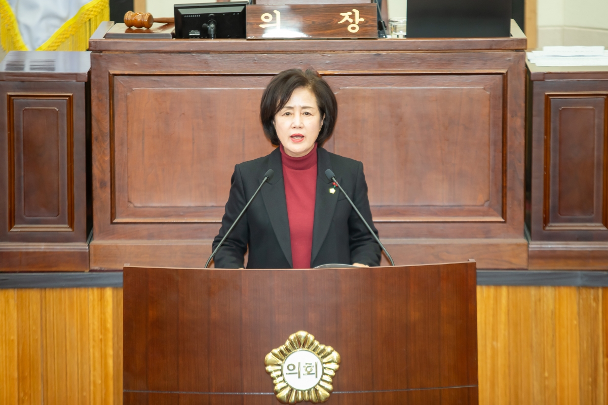 20241211-034[_P7U6358-제262회 정례회 제2차 본회의시 이명희 예산결산특별위원장 특별위원회 활동결과보고.jpg