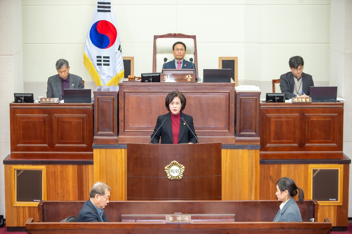 20241211-035[_P7U6361-제262회 정례회 제2차 본회의시 이명희 예산결산특별위원장 특별위원회 활동결과보고.jpg