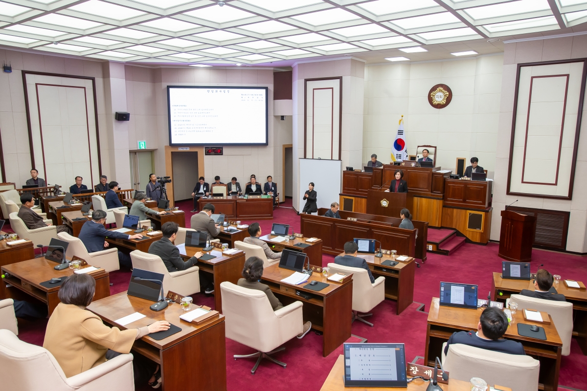 20241211-038[_P7U6366-제262회 정례회 제2차 본회의시 이명희 예산결산특별위원장 특별위원회 활동결과보고.jpg