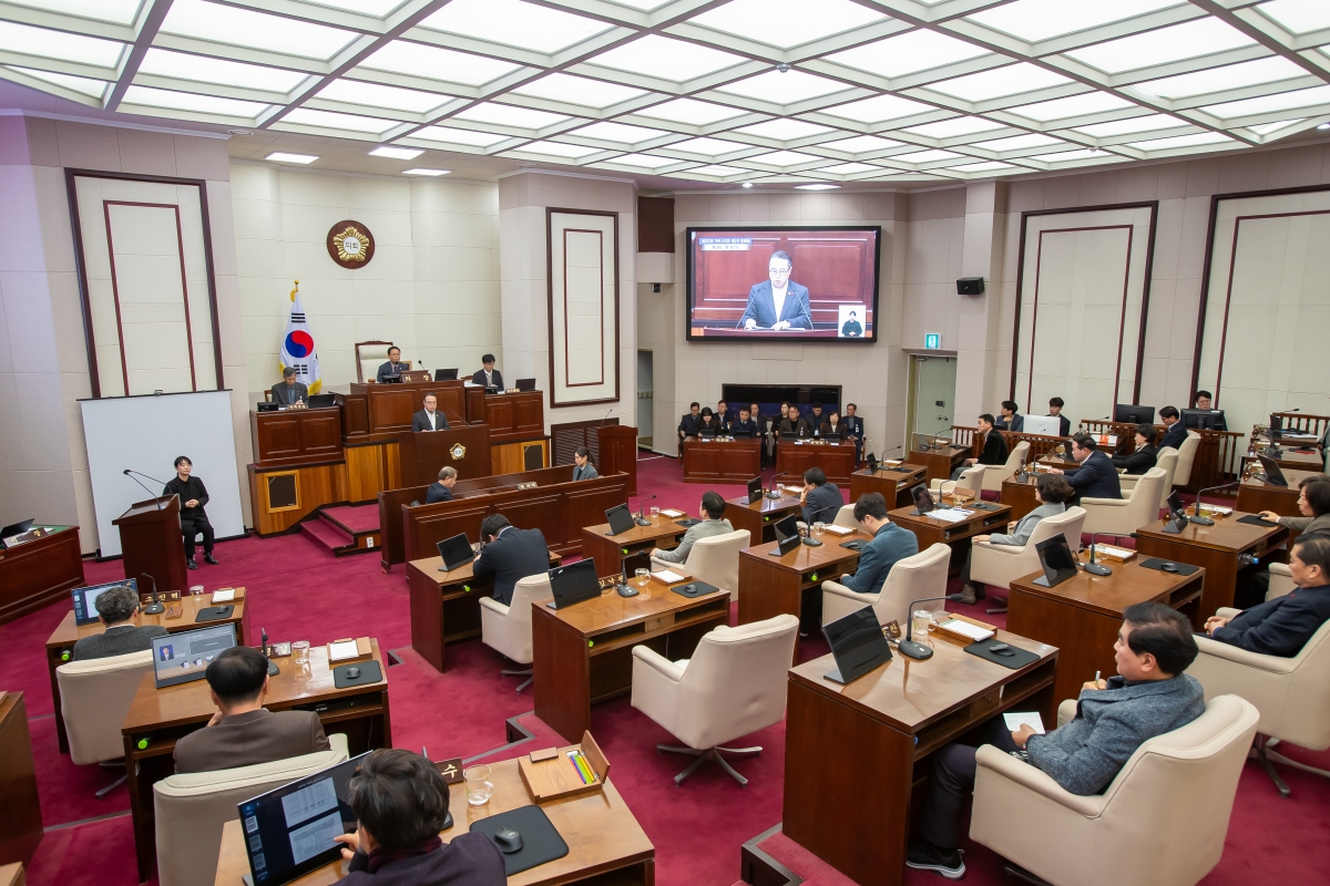 20241217-033[_P7U6926-제262회 정례회 제3차 본회의시 김민성 예산결산특별위원회 간사 특별위원회 활동결과보고.jpg
