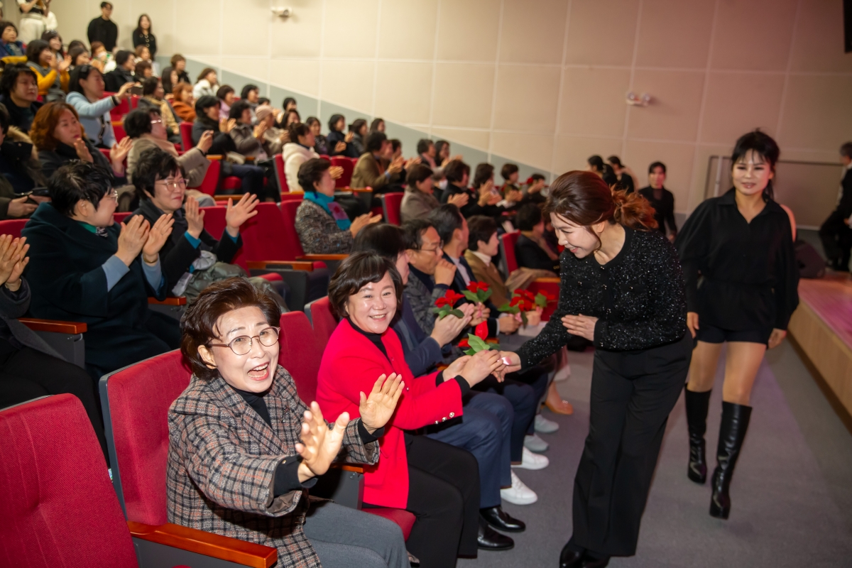 20241218-006[_P7U7188-구미시 여성단체협의회 활동평가대회.jpg