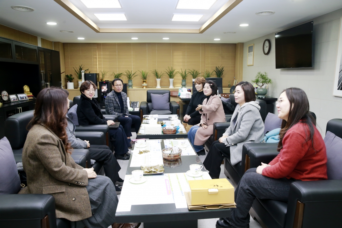 20241224-002[_P7U8249-민원봉사실 주부자원봉사단 의회방문.jpg