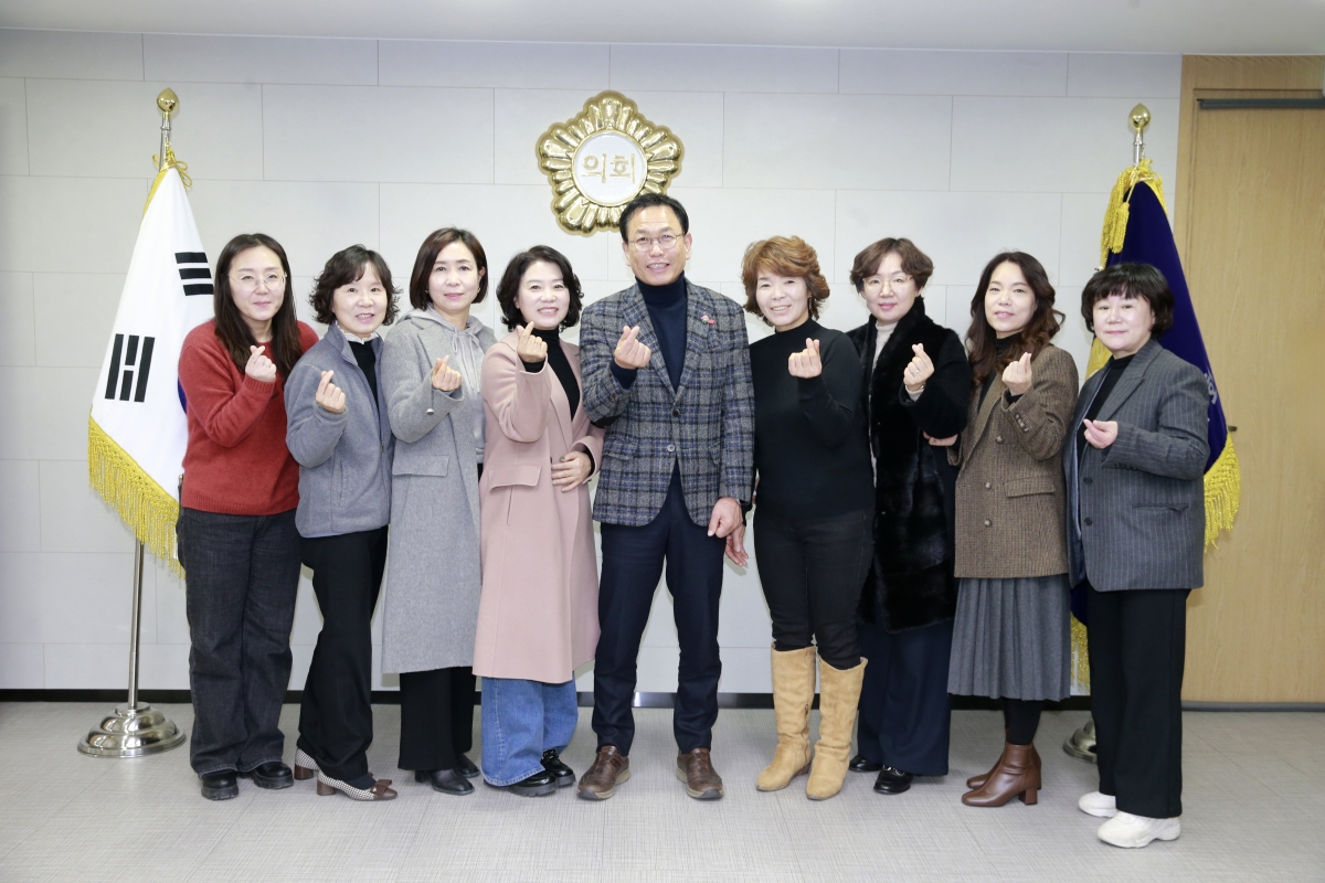 20241224-006[_P7U8260-민원봉사실 주부자원봉사단 의회방문.JPG