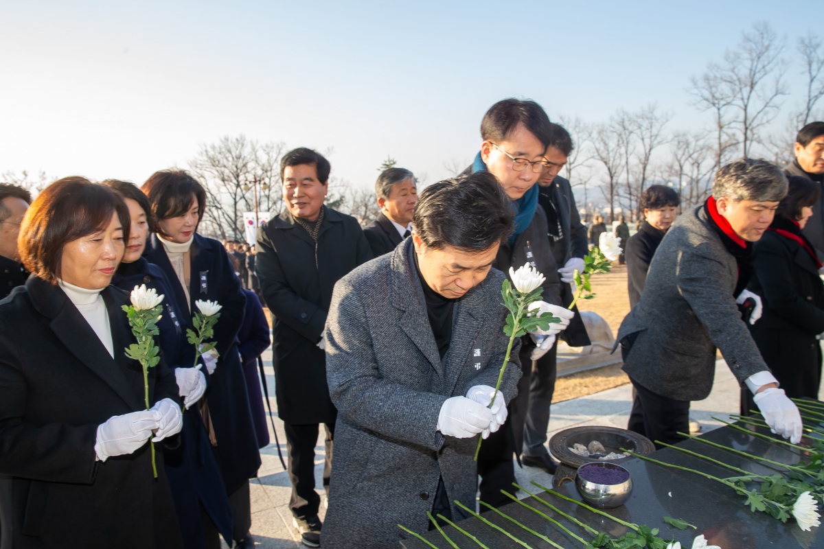 20250102-048[_P7U8595-2025년 새해 충혼탑 참배.jpg