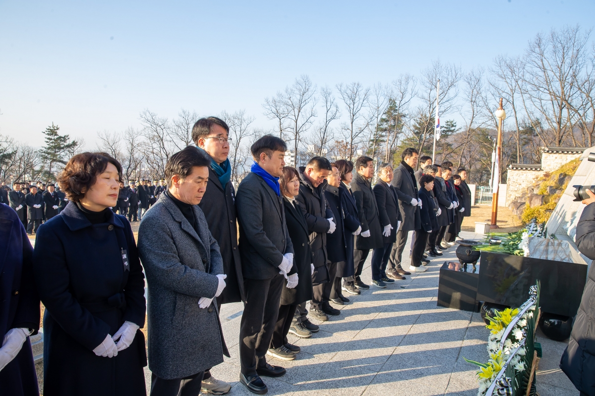 20250102-064[_P7U8637-2025년 새해 충혼탑 참배.jpg