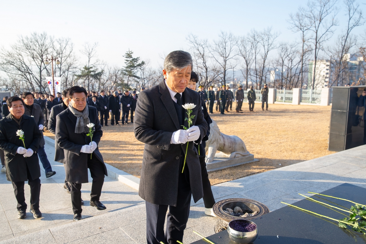 20250102-039[_P7U8571-2025년 새해 충혼탑 참배.jpg