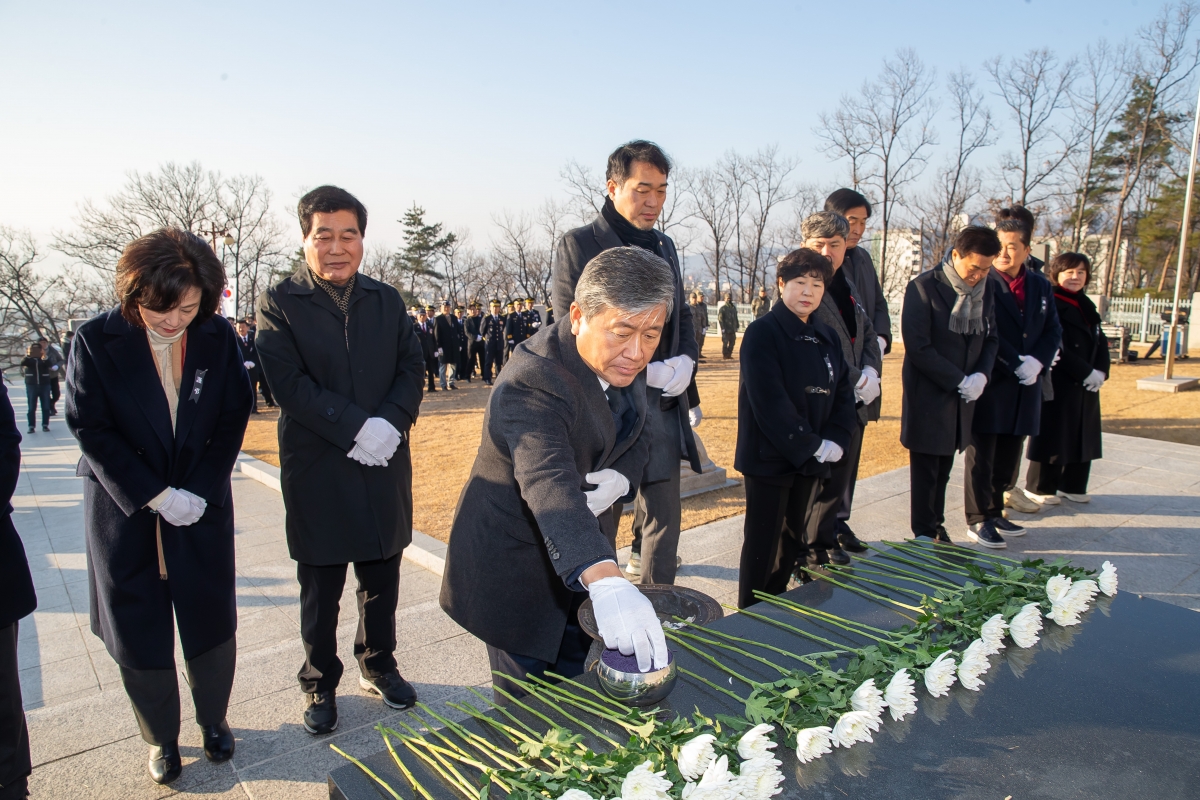 20250102-061[_P7U8627-2025년 새해 충혼탑 참배.jpg