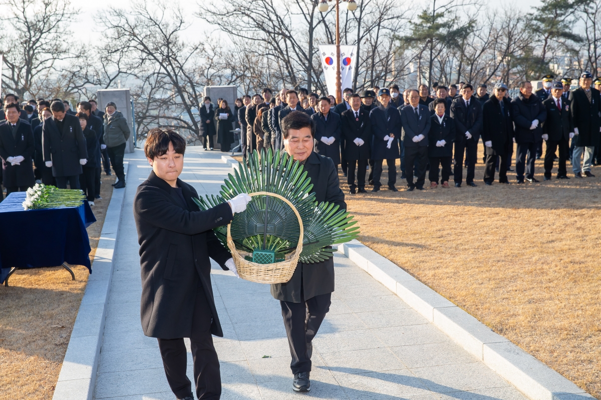 20250102-065[_P7U8643-2025년 새해 충혼탑 참배.jpg