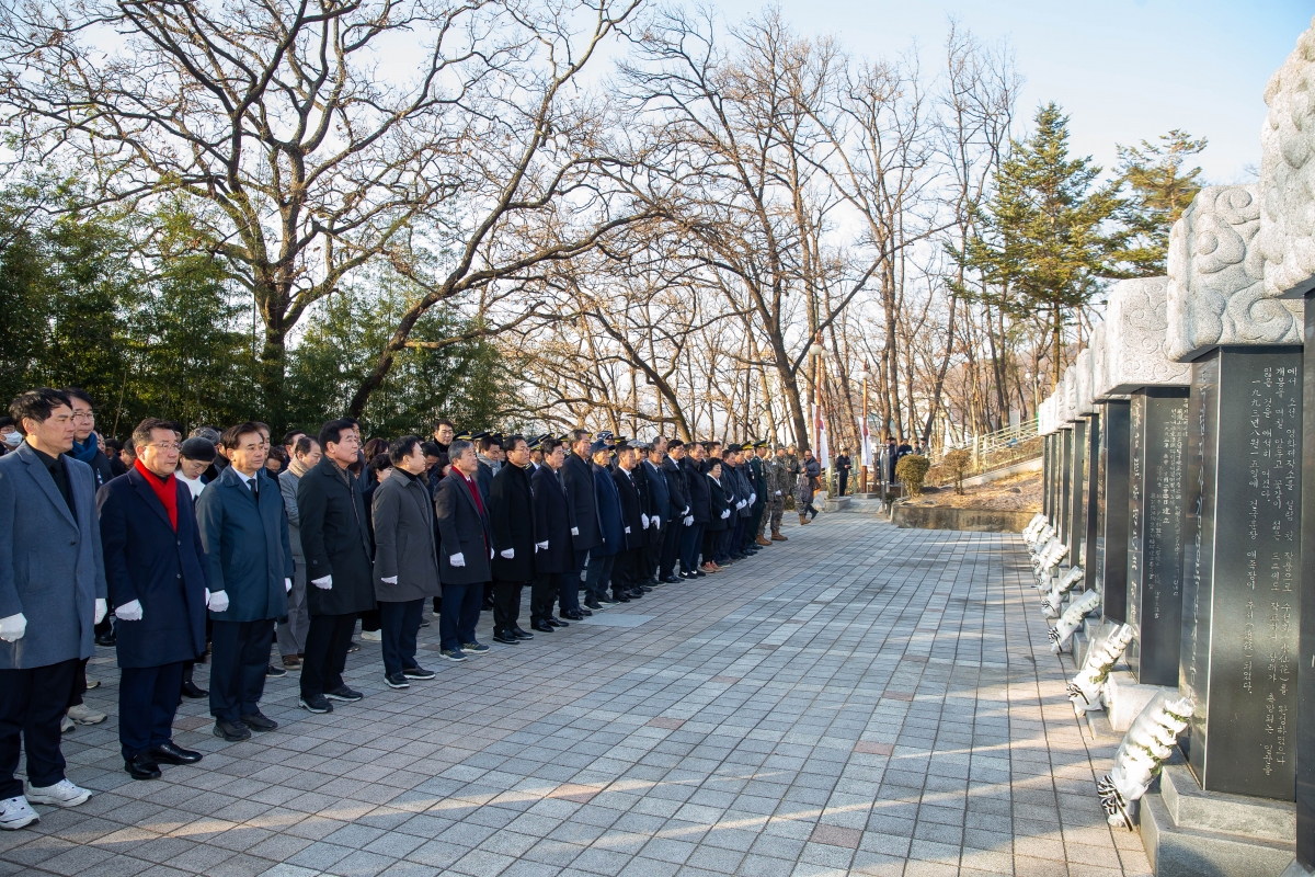 20250102-081[_P7U8680-2025년 새해 충혼탑 참배.jpg