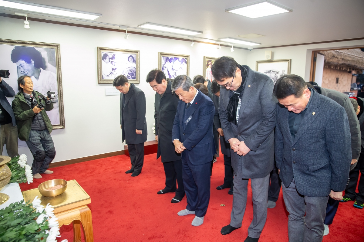 20250102-025[_P7U8527-2025년 새해 박정희 대통령 생가 참배.jpg