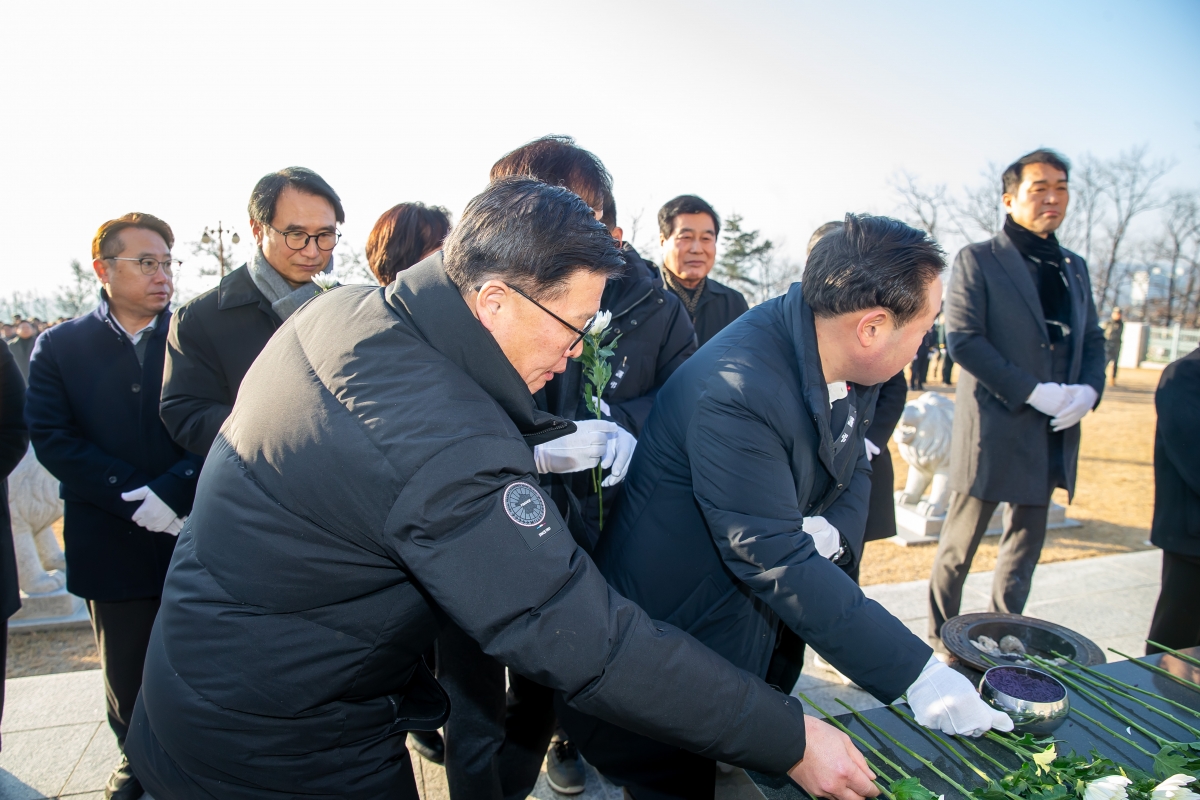 20250102-055[_P7U8613-2025년 새해 충혼탑 참배.jpg