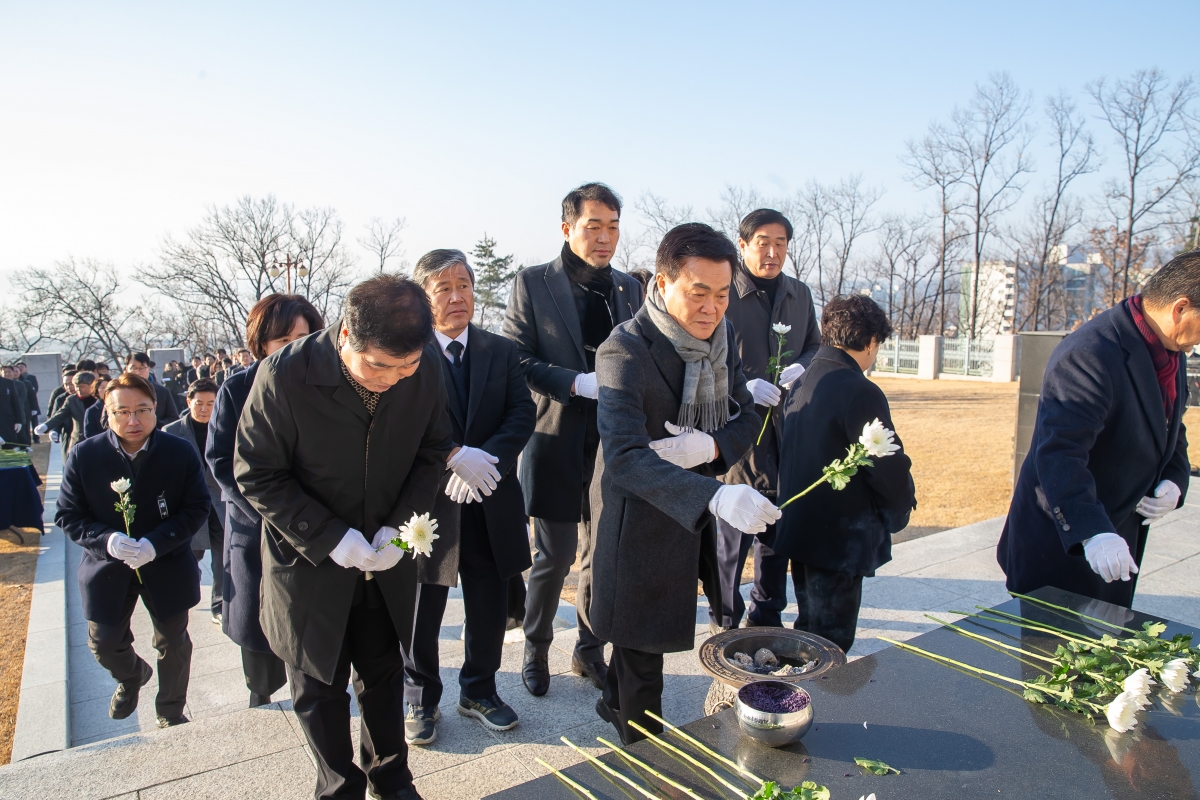 20250102-041[_P7U8577-2025년 새해 충혼탑 참배.jpg