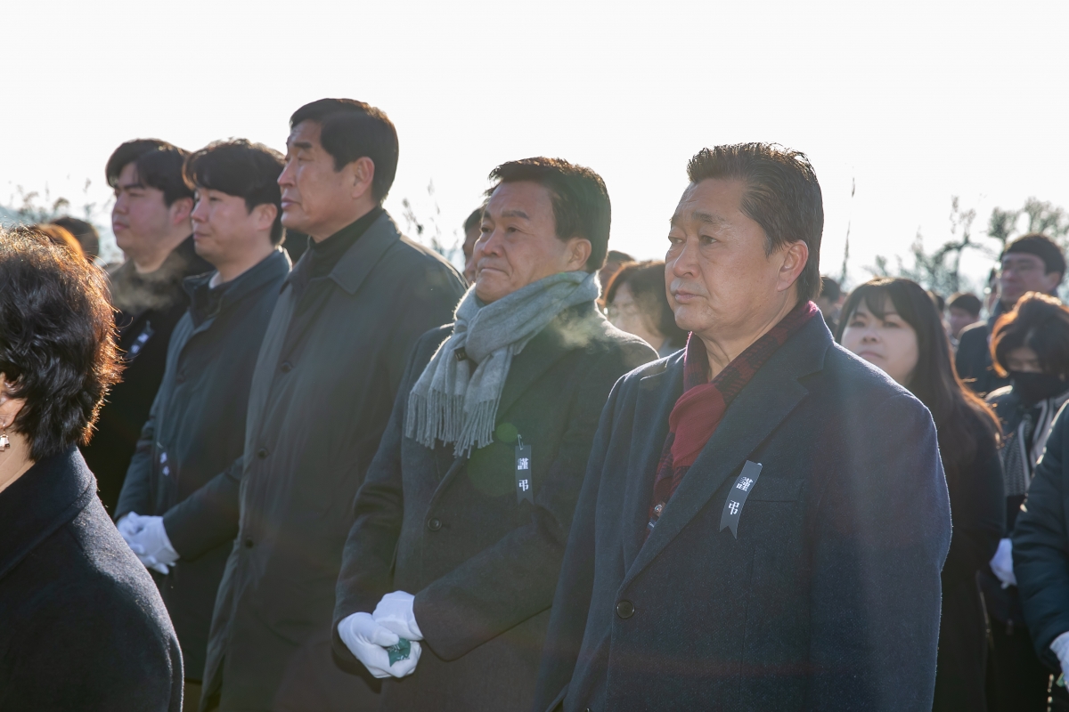 20250102-077[_P7U8668-2025년 새해 충혼탑 참배.jpg