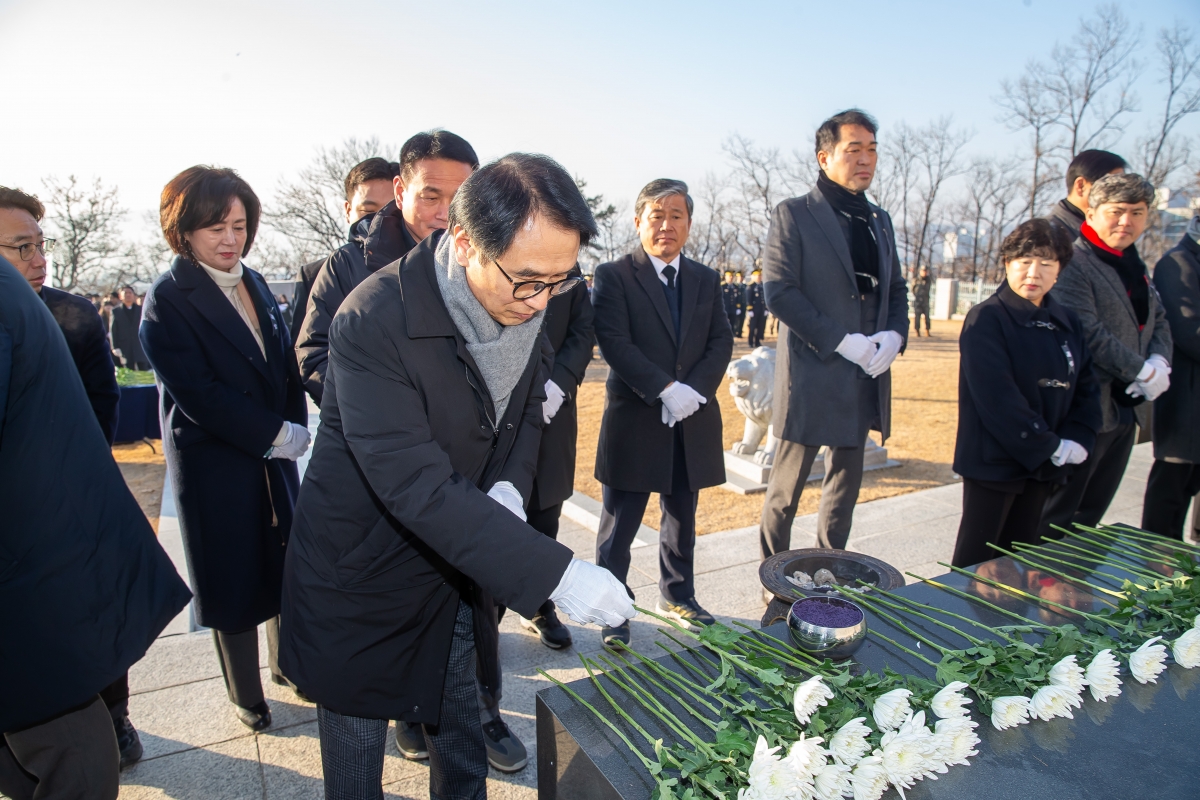 20250102-058[_P7U8619-2025년 새해 충혼탑 참배.jpg