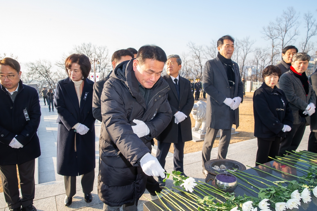 20250102-059[_P7U8623-2025년 새해 충혼탑 참배.jpg