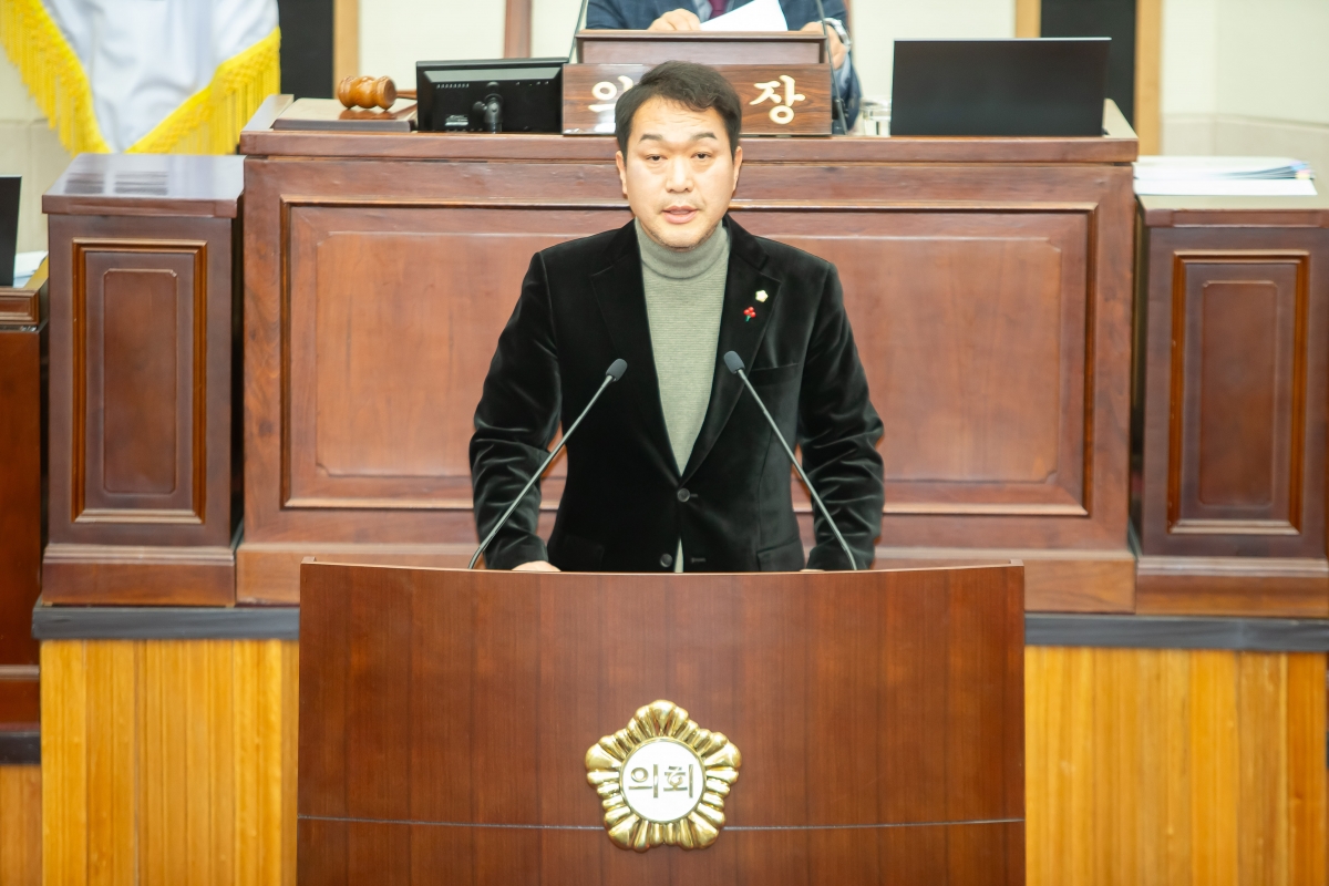 20250121-013[_P7U9772-제283회 임시회 제4차 본회의시 김근한 의회운영위원장 상임위원회 활동결과보고.jpg