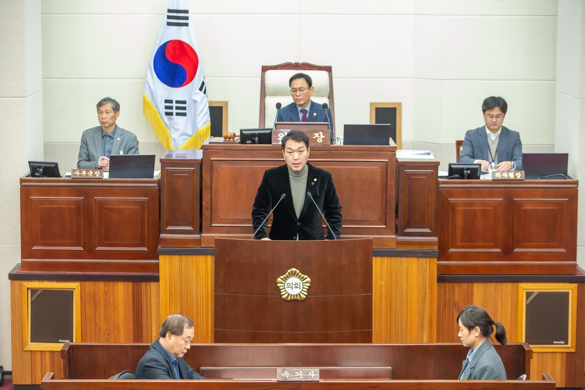 20250121-015[_P7U9775-제283회 임시회 제4차 본회의시 김근한 의회운영위원장 상임위원회 활동결과보고.jpg