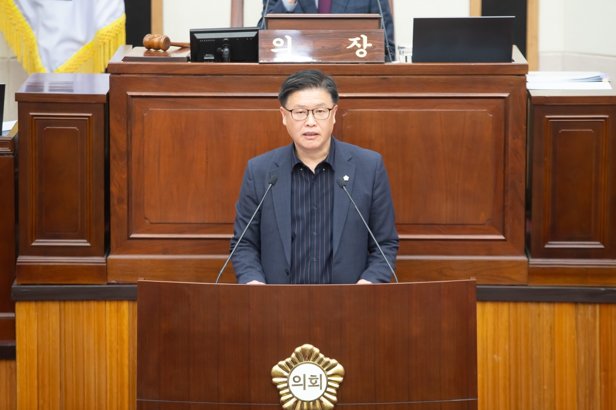 20250121-020[_P7U9799-제283회 임시회 제4차 본회의시 김낙관 산업건설위원장 상임위원회 활동결과보고.jpg