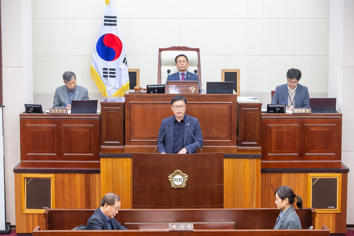 20250121-022[_P7U9808-제283회 임시회 제4차 본회의시 김낙관 산업건설위원장 상임위원회 활동결과보고.jpg