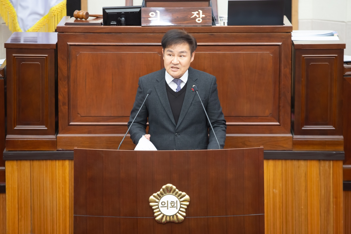 20250121-025[_P7U9838-제283회 임시회 제4차 본회의시 김재우 문화환경위원장 상임위원회 활동결과보고.jpg