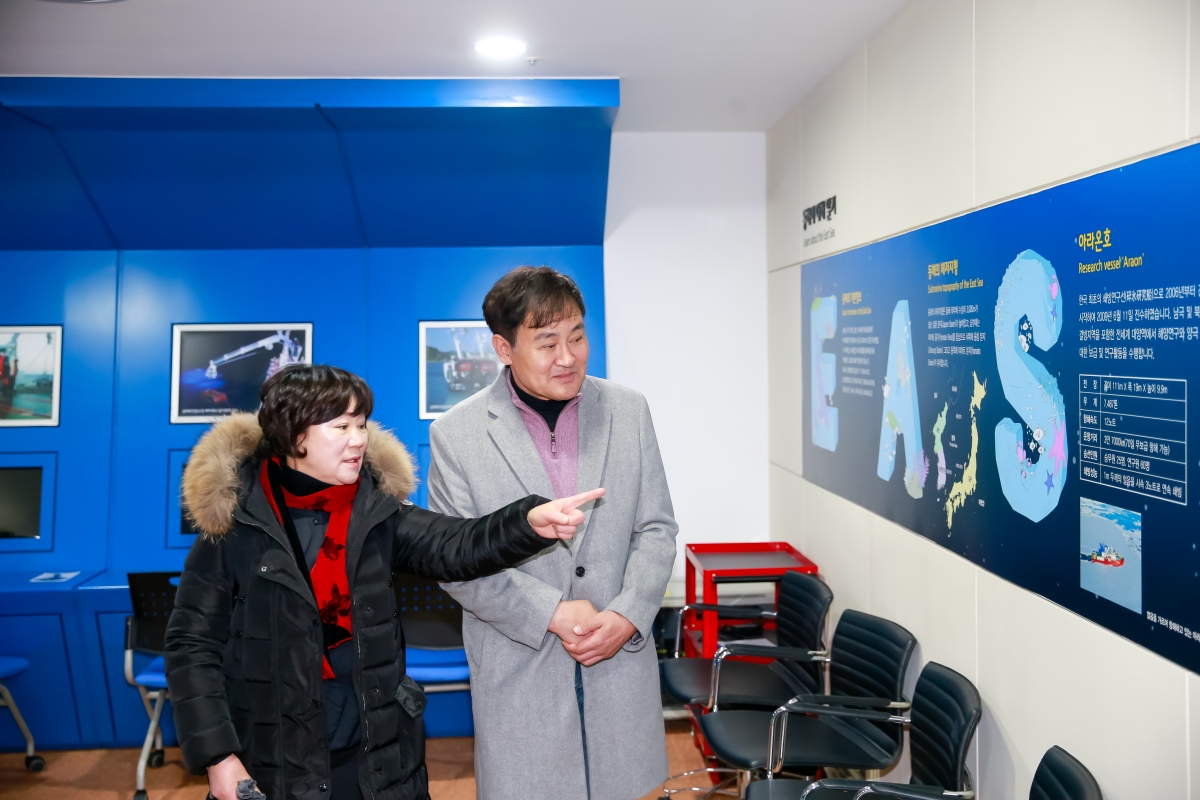 20250205-020[144422-16-문화환경위원회 영덕군 해양환경체험관 비교견학.jpg