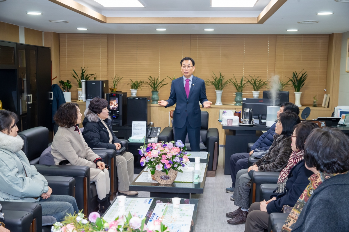 20250207-059[_P7U0501-혛곡1동 통장 일행 의장실 방문.jpg