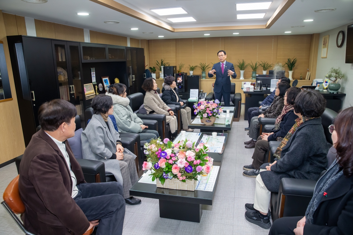 20250207-061[_P7U0506-혛곡1동 통장 일행 의장실 방문.jpg